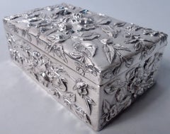 Grazioso cofanetto antico in argento sterling con lavorazione a sbalzo, marca Kirk Baltimore