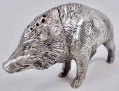 Coppia di saliere e pepiere figurative a forma di cinghiale in argento tedesco d'epoca