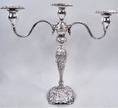 Coppia di candelabri a tre bracci in argento sterling con lavorazione a sbalzo "Baltimore" di Stieff