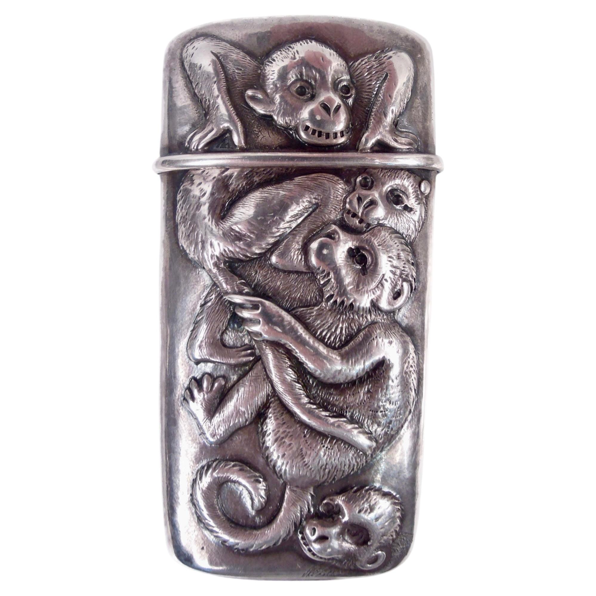 Raro portafiammiferi Tiffany in argento sterling con scimmiette in stile darwiniano in vendita