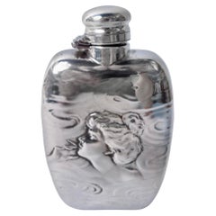 Fiaschetta d'epoca Unger in argento sterling in stile Art Nouveau con una donna che fuma
