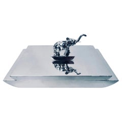Boîte américaine de style Art déco en argent massif, ornée d'un pommeau en forme d'éléphant