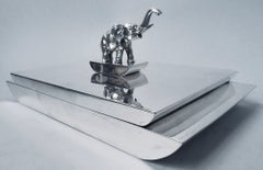 Boîte américaine de style Art déco en argent massif, ornée d'un pommeau en forme d'éléphant