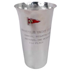 Annapolis Yacht Club: „American Highball Trophy“ von 1946 mit emailliertem Wimpel