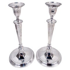 Juego de dos candelabros Tiffany de plata de ley de estilo neoclásico inglés, de 12 pulgadas