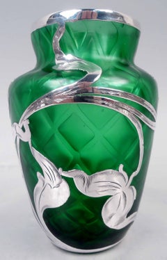 Petit vase autrichien ancien de style Art nouveau, matelassé, vert et argenté, orné de bourgeons