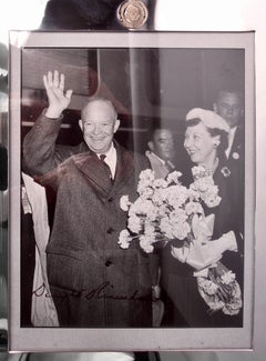 Marco moderno con el sello presidencial y una foto firmada de Eisenhower
