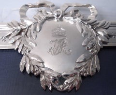 Grande cornice inglese con il monogramma della regina Vittoria, 1889
