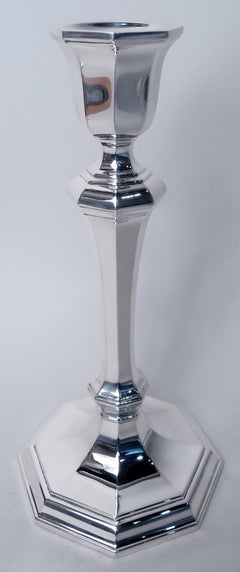 Paire de bougeoirs Tiffany traditionnels de style classique en argent massif