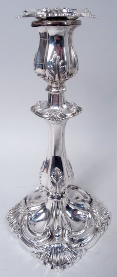 Par de candelabros ingleses de plata de ley del estilo Regencia georgiana, 1836