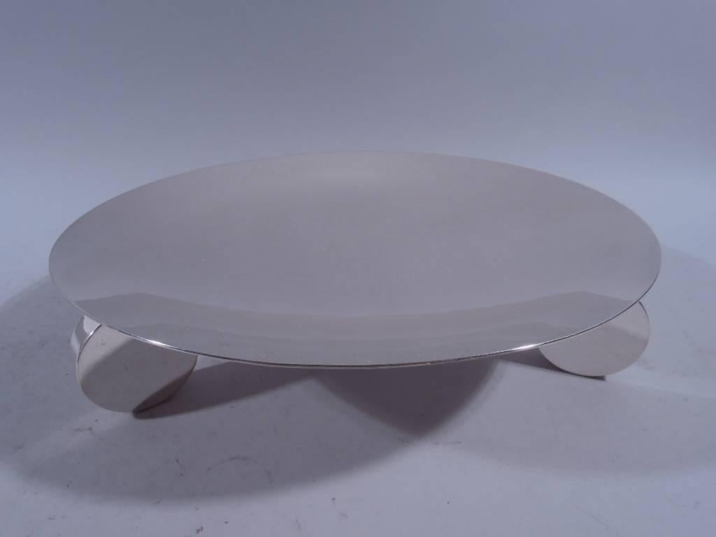 Ultra modern sterling silver bowl. Shallow and curved bowl mounted to 3 disc supports. Hallmarked. Very good condition.

Dimensions: H 2 3/8 x D 10 in. Weight: 23 troy ounces. BP127.