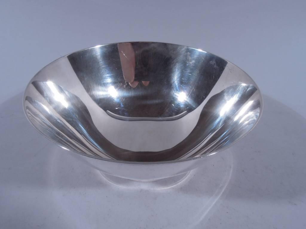 Sterling silver bowl. Made by Tiffany & Co. in New York, circa 1921. Curved sides and short circular foot. Hallmark includes pattern no. 19845 (first produced in 1921). Heavy weight: 8 troy ounces.