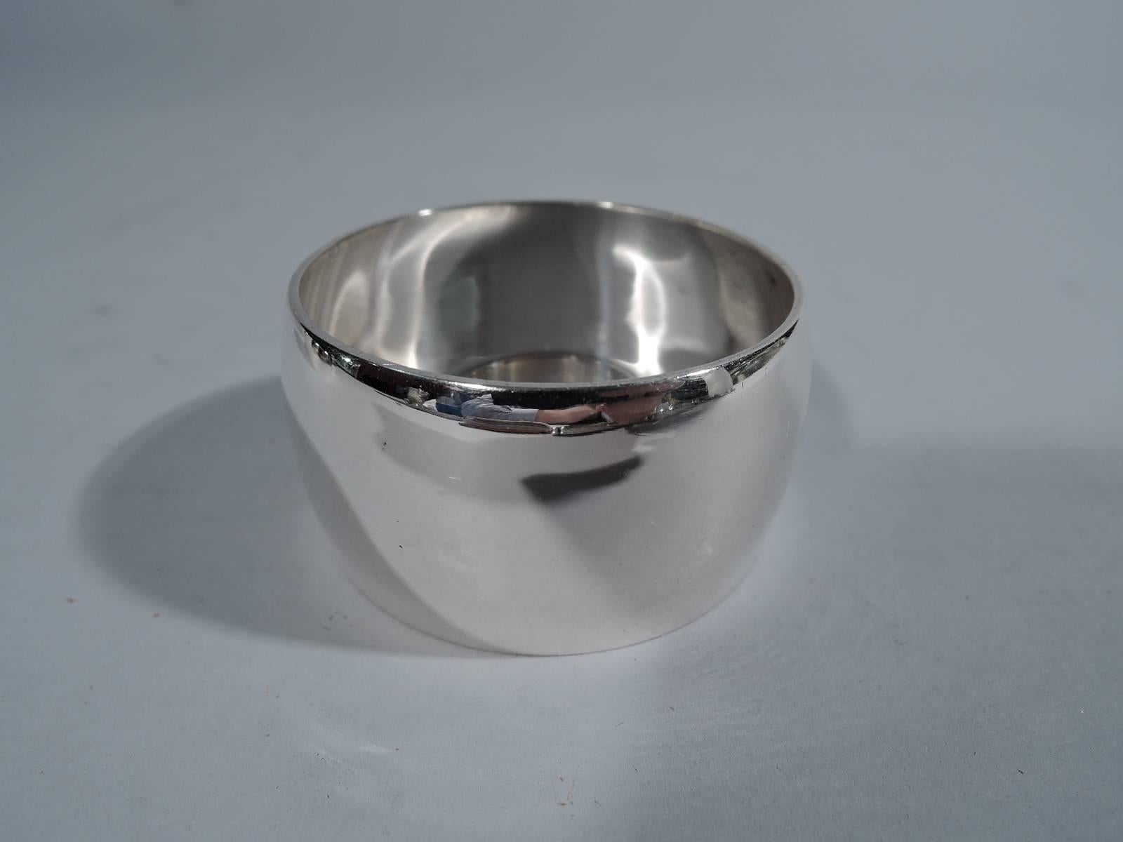 Set of four sterling silver napkin rings. Made by Tiffany & Co. in New York. Each: Plain and curved sides. Super functional and elegant form. Hallmark includes pattern no. 20272, director’s letter m (1907-1947), and wartime star (1943-1945). Total