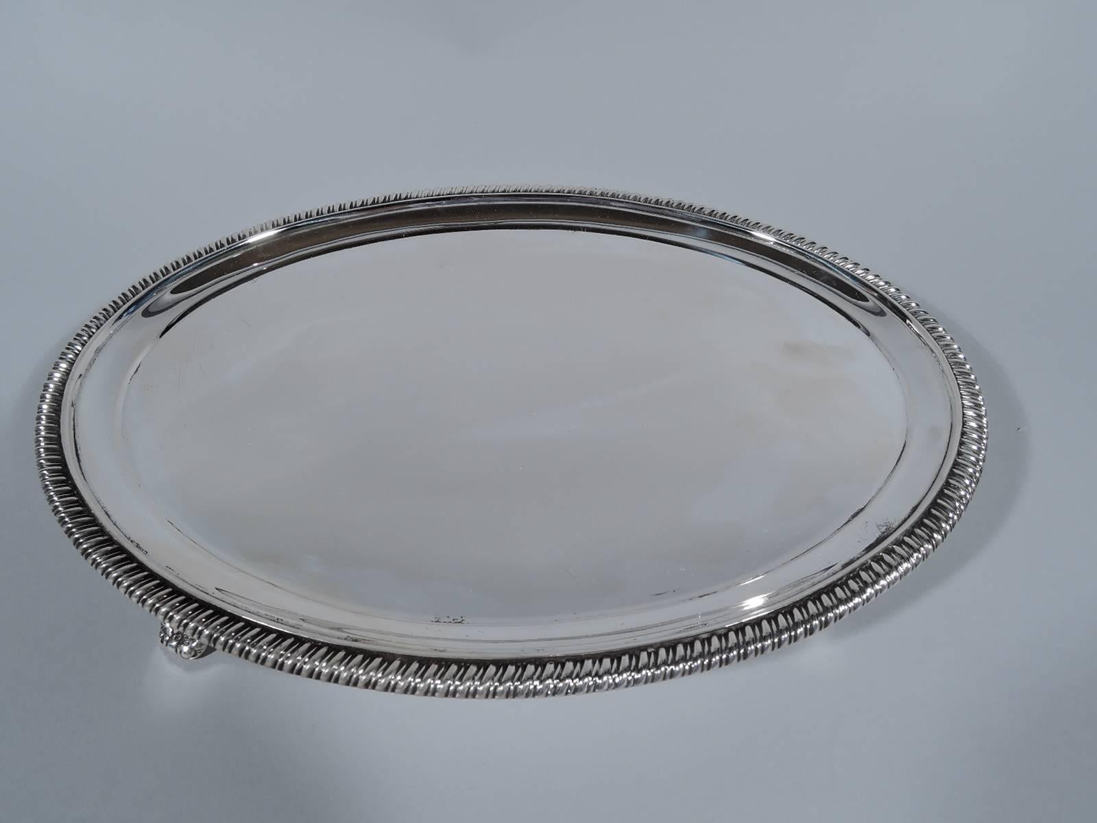English Georgian-Style Sterling Silver Oval Salver Tray In Excellent Condition In New York, NY