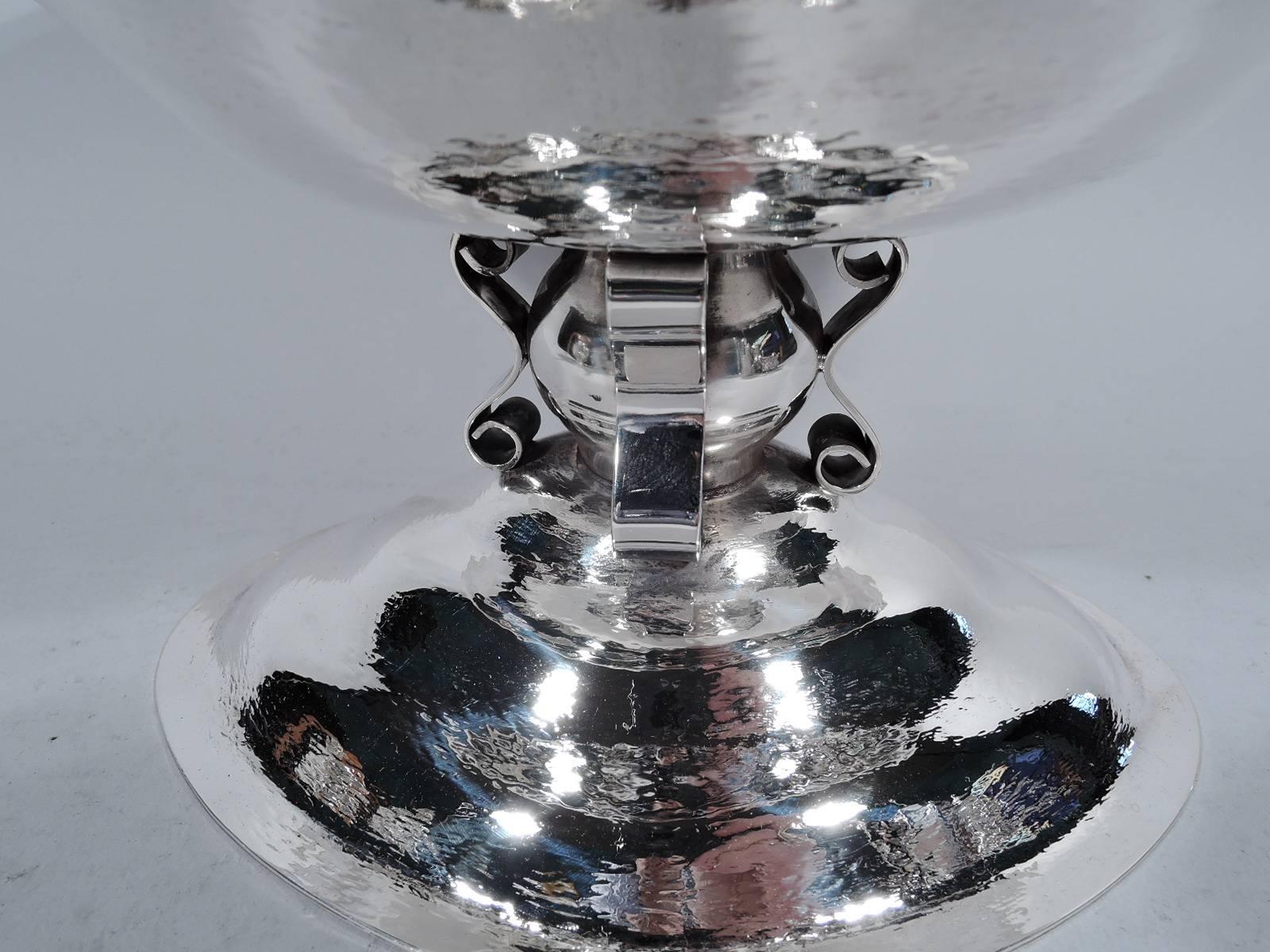 Reed & Barton Hand-Hammered Sterling Silver Craftsman Centerpiece Bowl In Excellent Condition In New York, NY