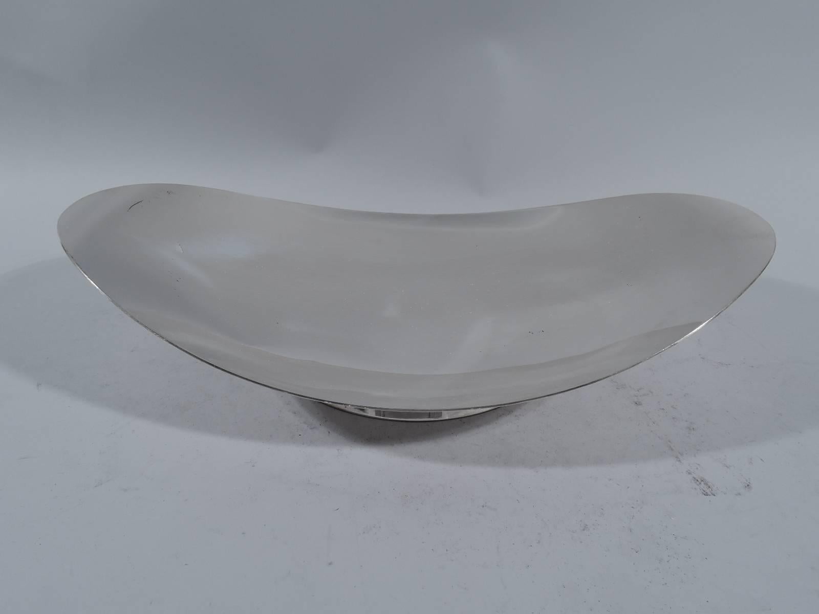 Modern sterling silver bowl. Made by Tiffany & Co. in New York, circa 1937. Shallow oval bowl on short circular foot. Hallmark includes pattern no. 22416 (first produced in 1937). Heavy weight: 23.8 troy ounces.