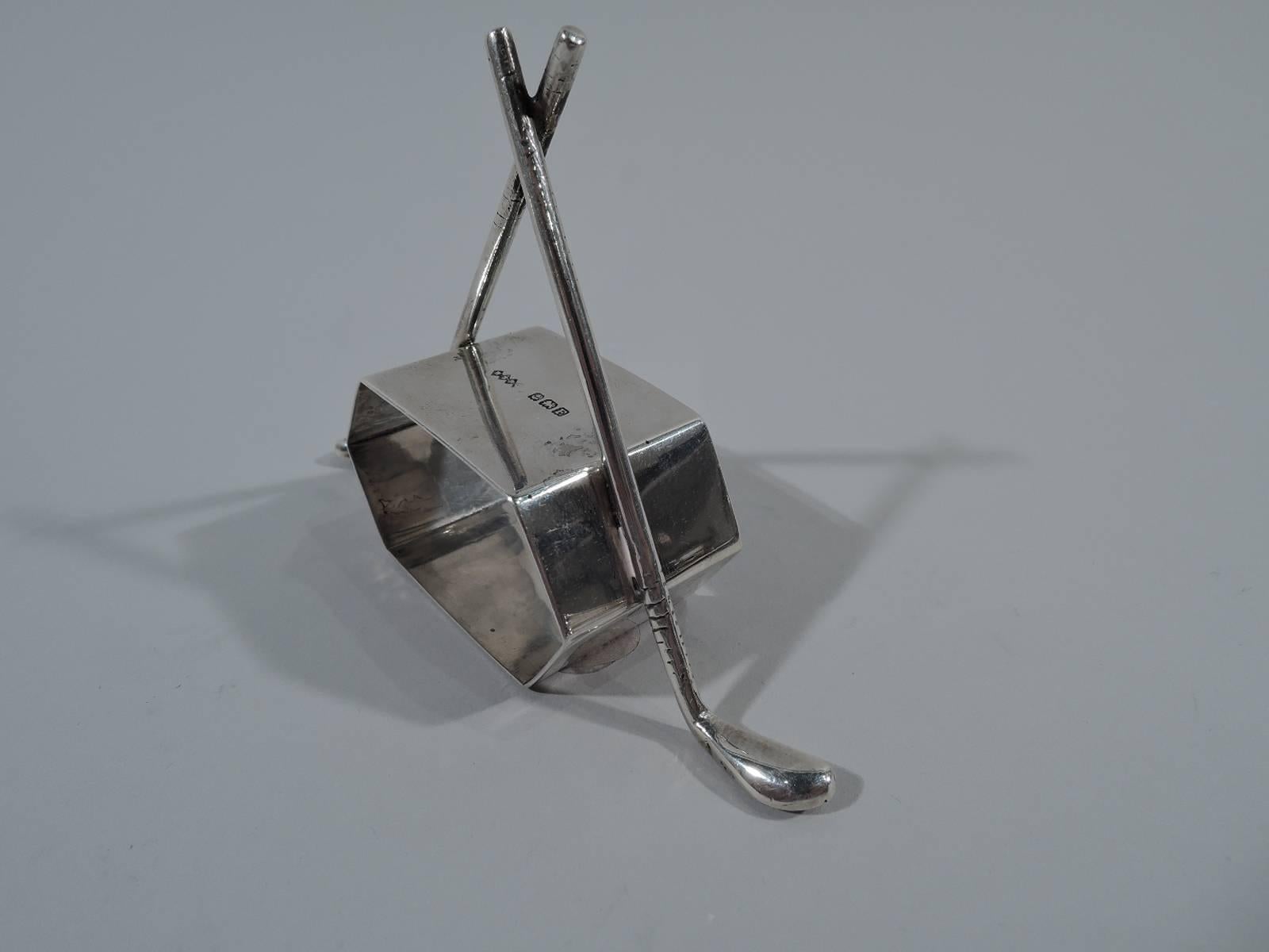 George V sterling silver napkin ring with golf motif. Made by Harman Bros. in Birmingham in 1930. Elongated hexagon with two crossed clubs applied to exterior. A fun novelty for the swinger in your life. Hallmarked. Weight: 1.4 troy ounces.