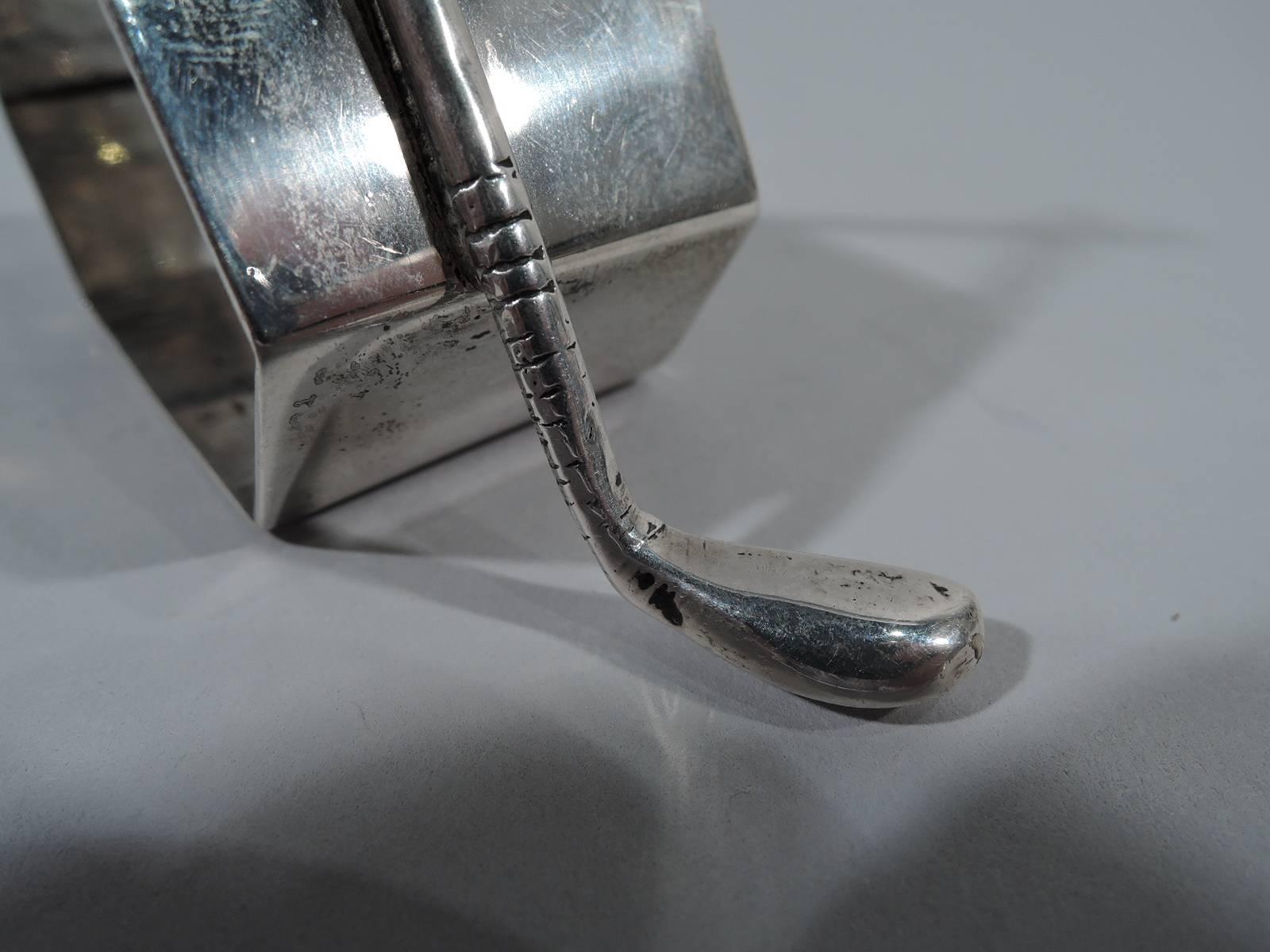 English Sterling Silver Novelty Napkin Ring with Golf Clubs In Excellent Condition In New York, NY