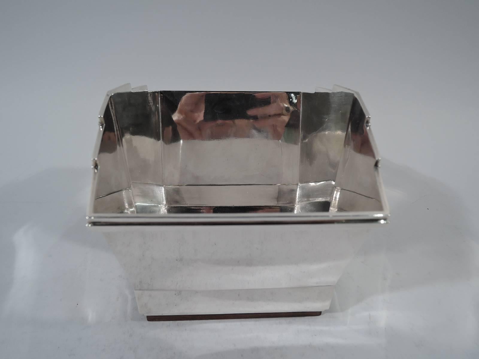 20th Century French Art Deco Silver Ice Bucket with Fashionable Skyscraper Motif For Sale