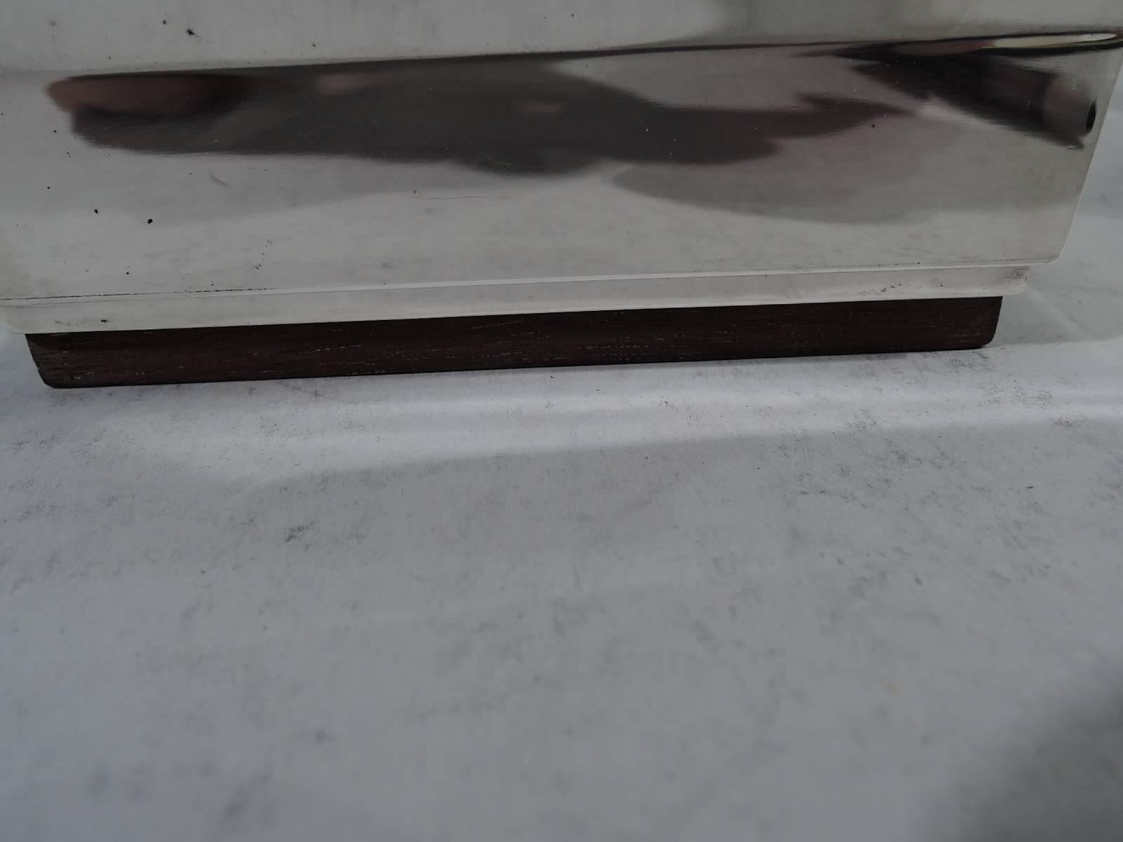 Seau à glace Art Déco français en argent avec motif de gratte-ciel à la mode Bon état - En vente à New York, NY
