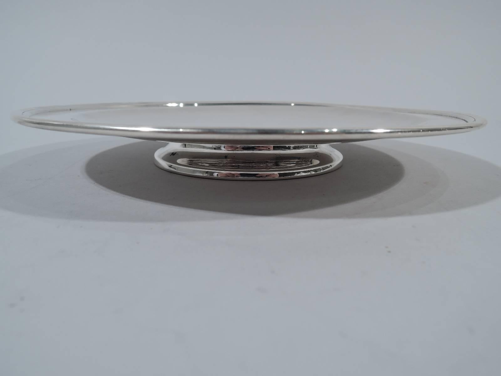 Edwardian sterling silver cake plate. Made by Tiffany & Co. in New York, circa 1909. Soft well and molded rim. Short spread foot. Hallmark includes pattern no. 17266C (first produced in 1909) and director’s letter m (1907-47). Weight: 13 troy ounces.