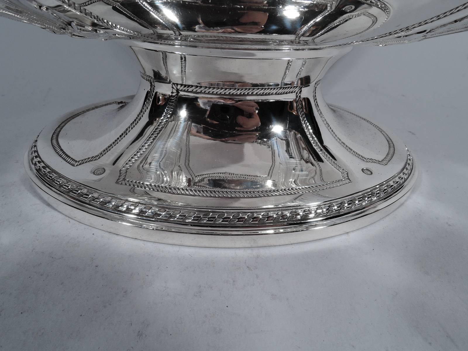 Bailey, Banks and Biddle French Neoclassical Centrepiece Bowl on Plateau In Excellent Condition In New York, NY