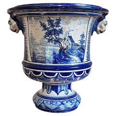 Grande fioriera antica in maiolica di Nevers con maschere di leoni, Trousseau & Cie.