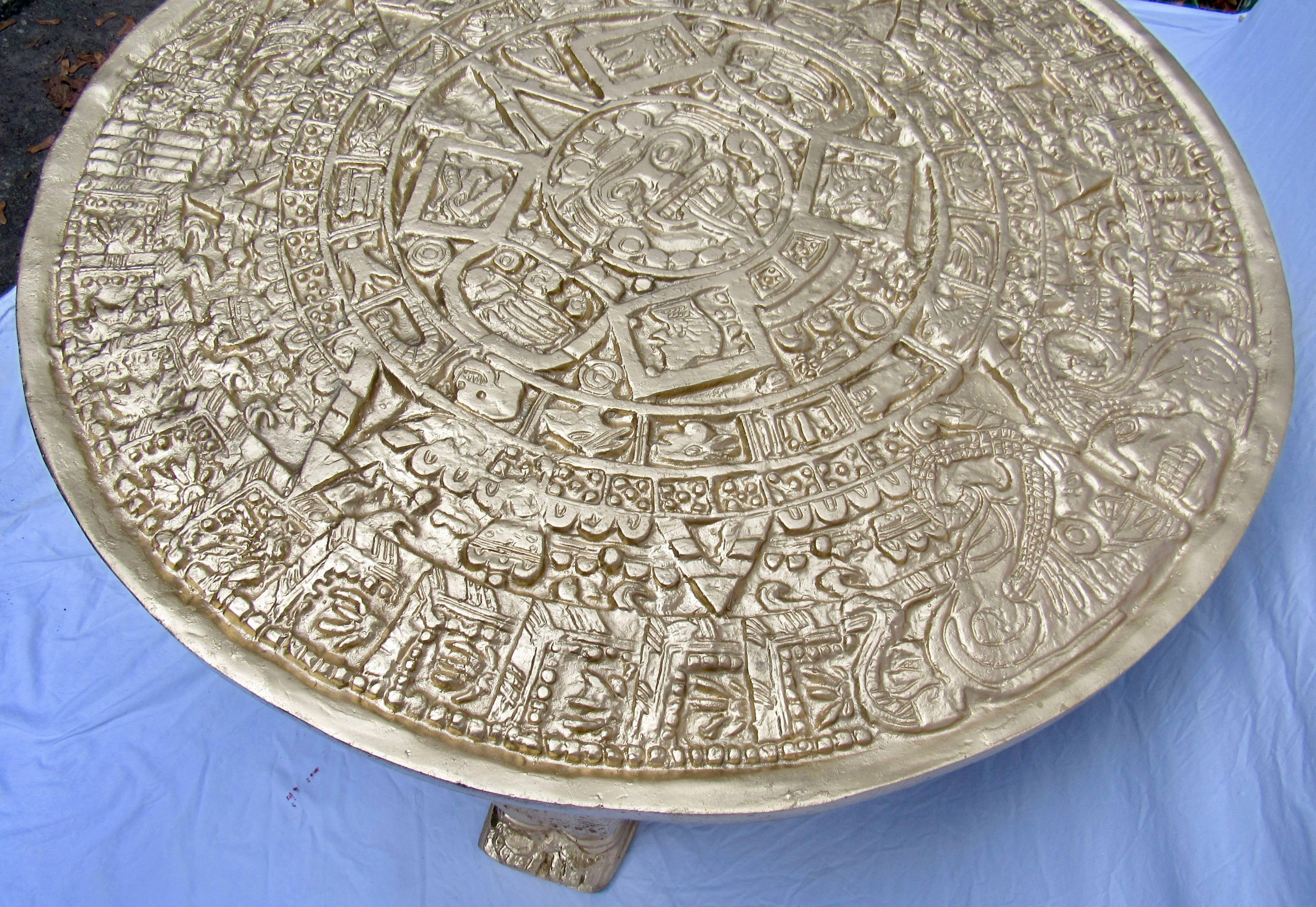 Milieu du XXe siècle Table basse à calendrier aztèque en bas-relief doré en fonte d'aluminium, Mexique, années 1960 en vente