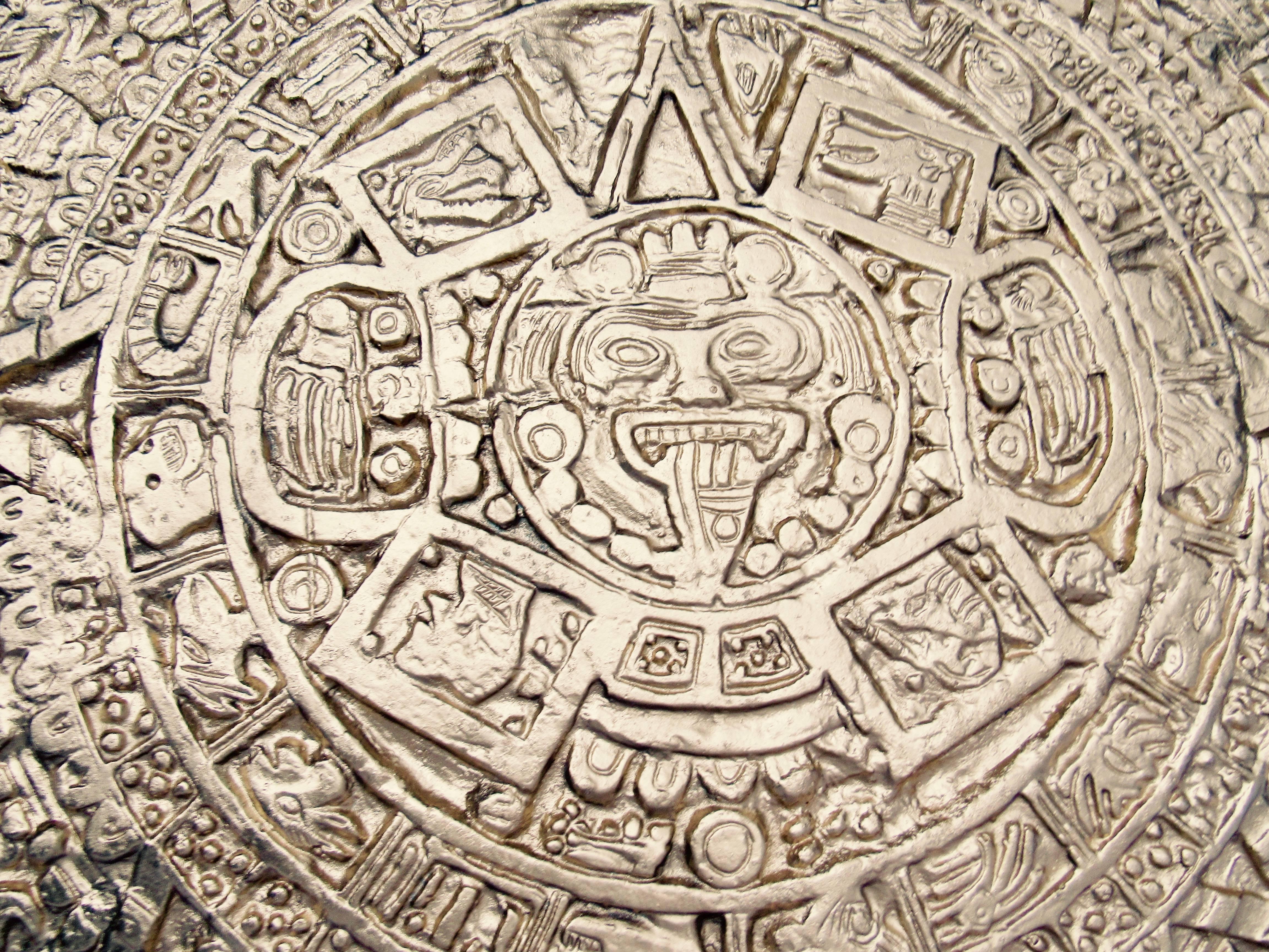 Table basse à calendrier aztèque en bas-relief doré en fonte d'aluminium, Mexique, années 1960 en vente 1