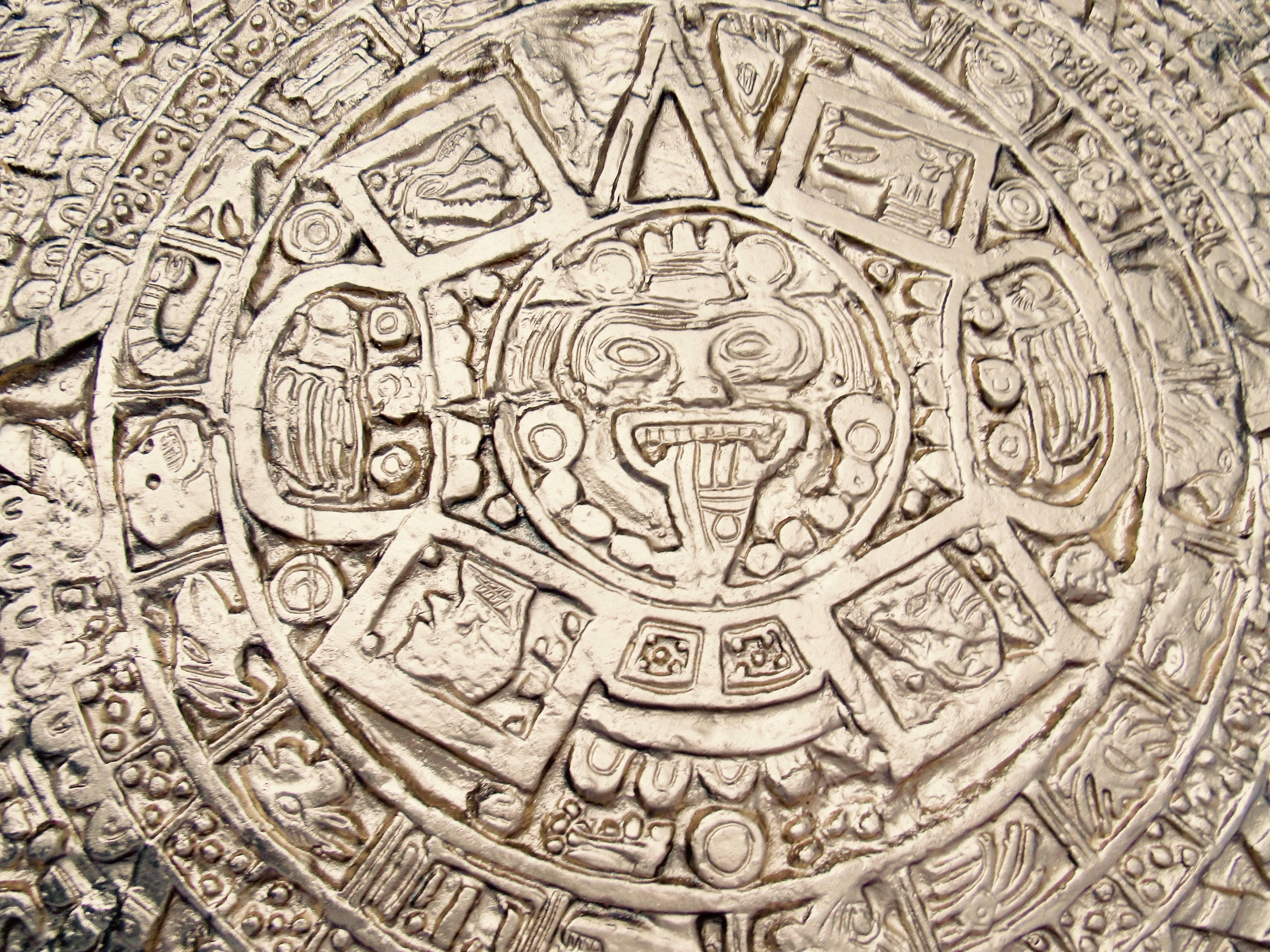 Vergoldeter Aztekenkalender-Couchtisch mit Basrelief aus Aluminiumguss, Mexikanisch, 1960er Jahre im Angebot 3