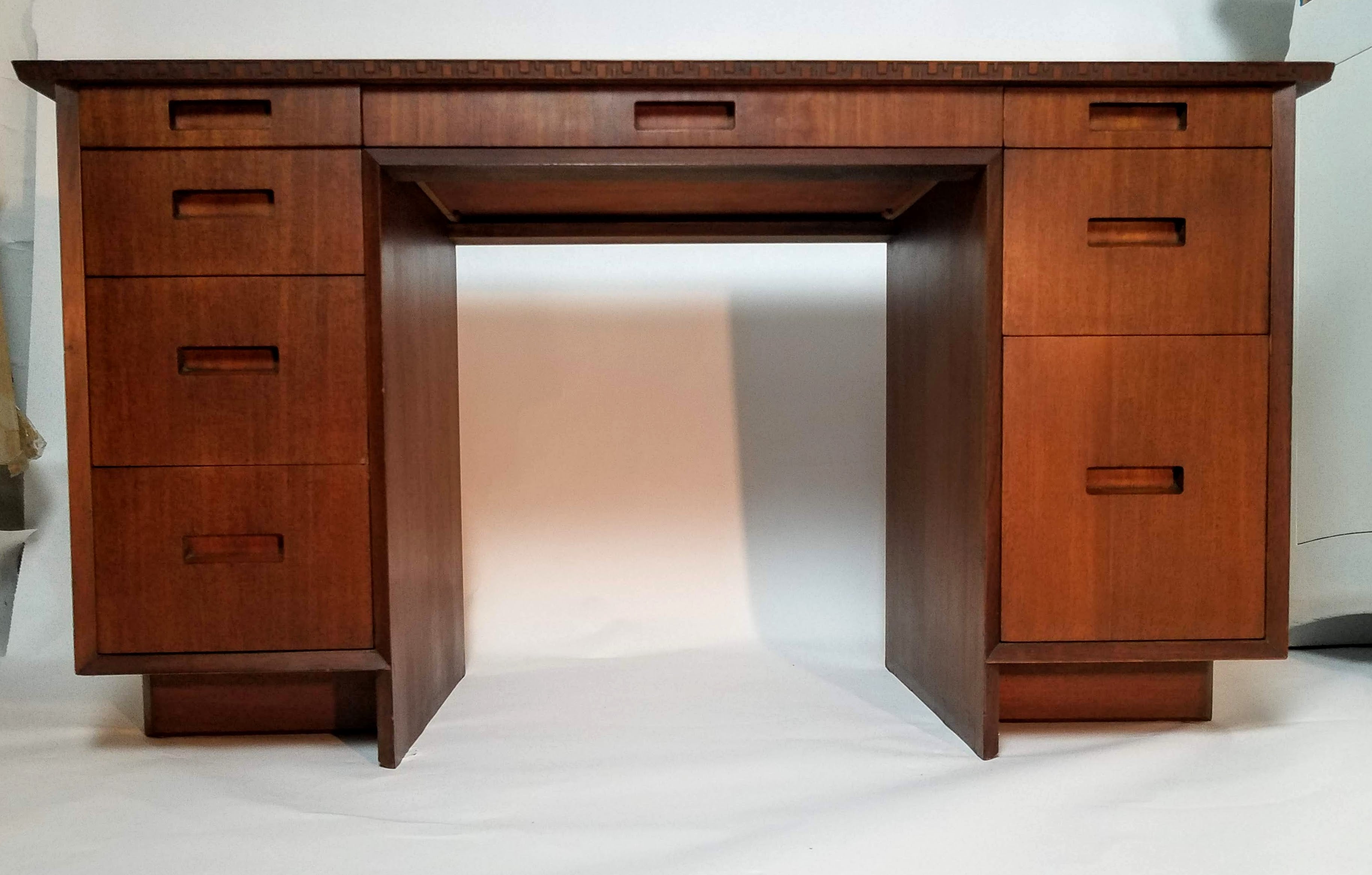 Frank Lloyd Wright for Heritage  Henredon Taliesin Mahogany Desk 1955/56 For Sale 1