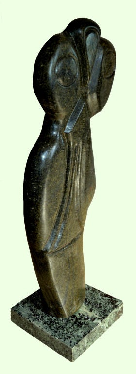 Bauden Khoreays große, frontal geschnitzte Steinskulptur einer stilisierten Eule. 
Die Skulptur ist in der Art von Picassos frühen, vom Opium beeinflussten afrikanischen kubistischen Motiven gehalten.
Professionell montiert auf einem Sockel aus