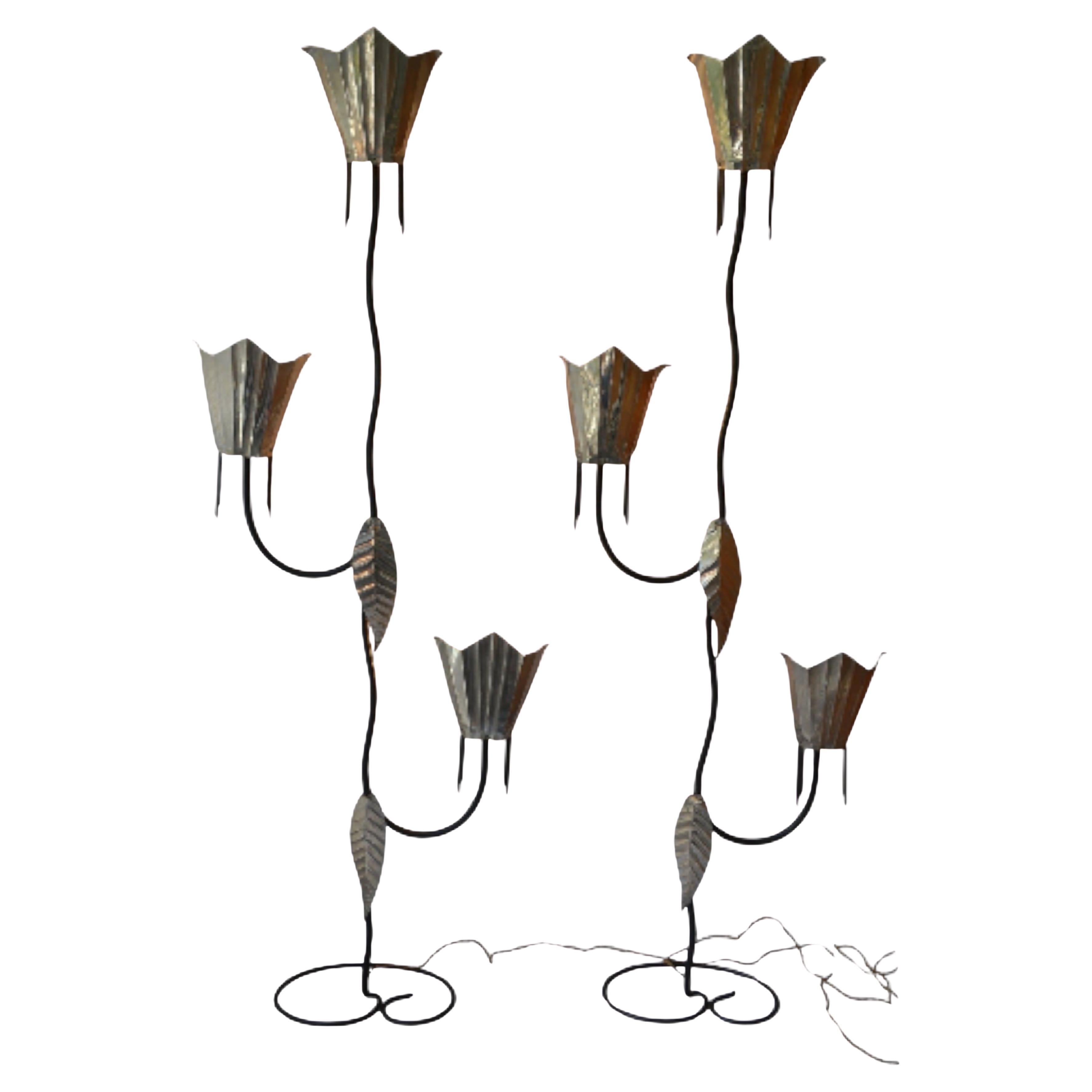 Rara coppia di lampade da terra in ferro battuto e stagno in stile Maya Revival, circa 1928 in vendita