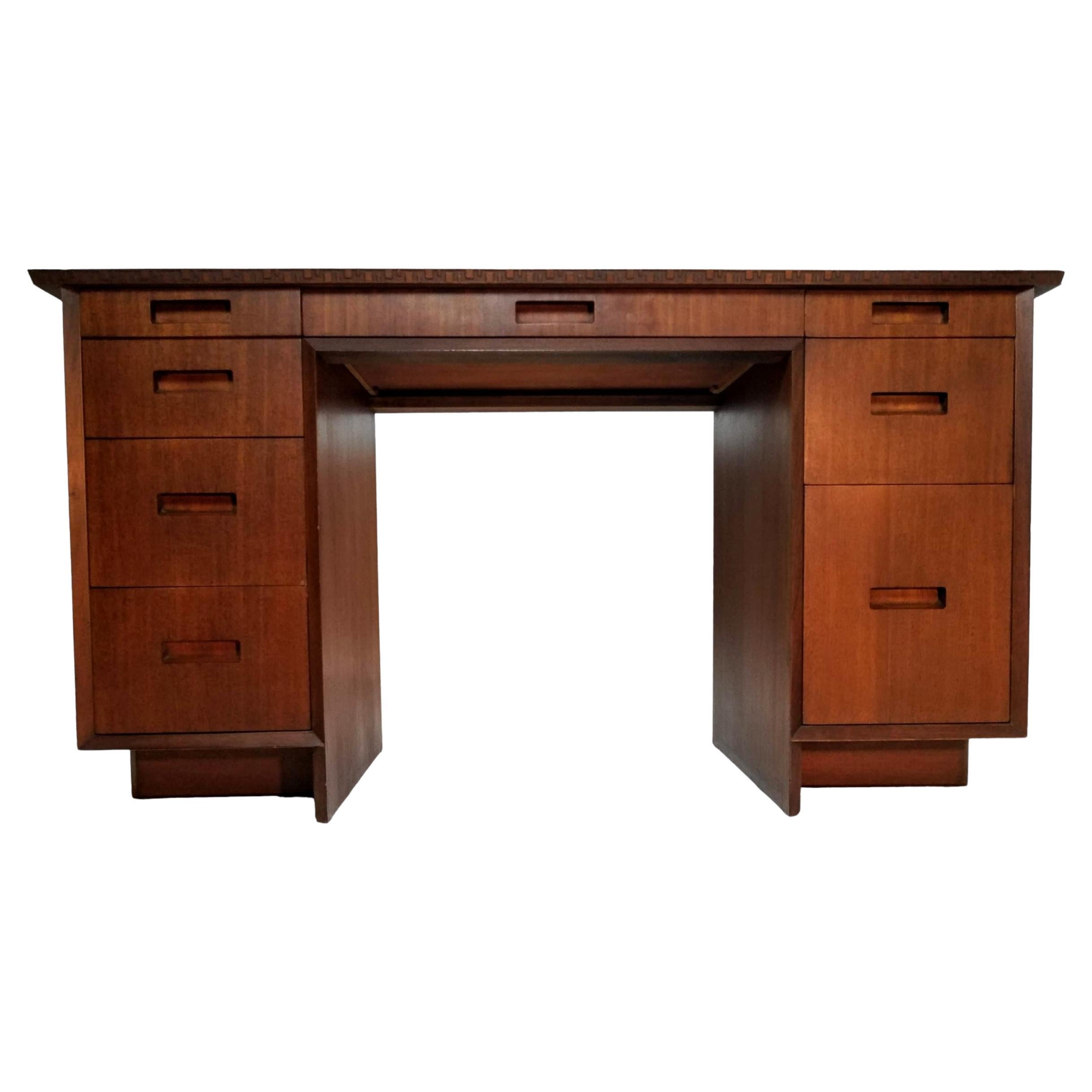 « Frank Lloyd Wright for Heritage »  Bureau en acajou Taliesin de Henredon 1955/56 en vente