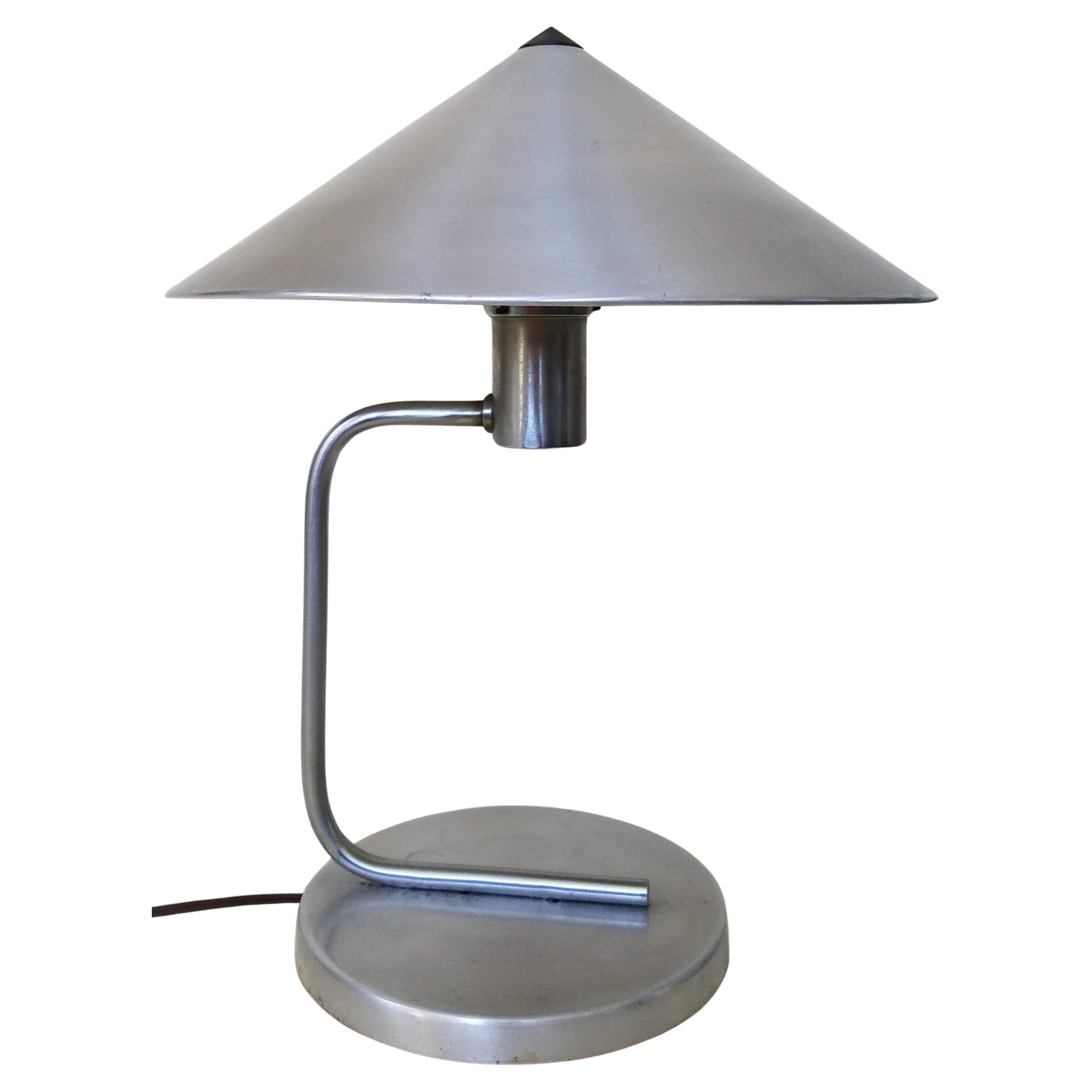 Dos lámparas de mesa a juego de Walter Von Nessen, c. 1938 en venta