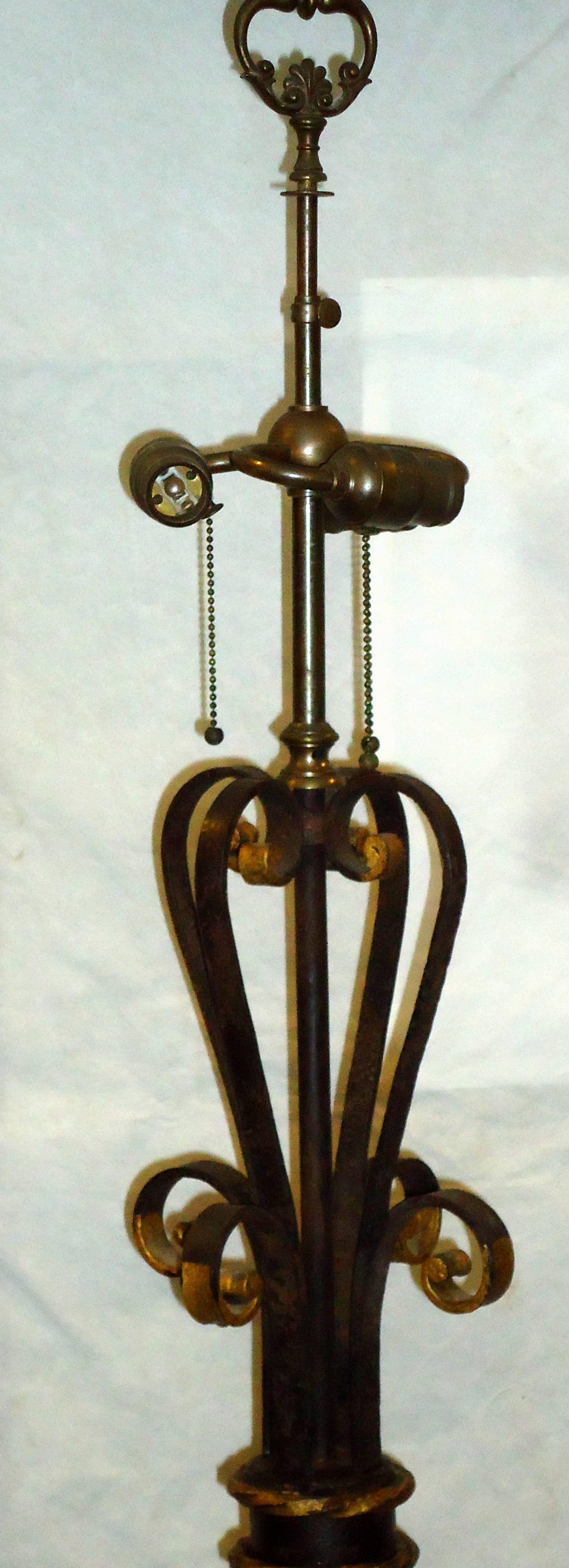 Lampadaire en fer forgé de l'Empire américain, vers 1910 en vente 1