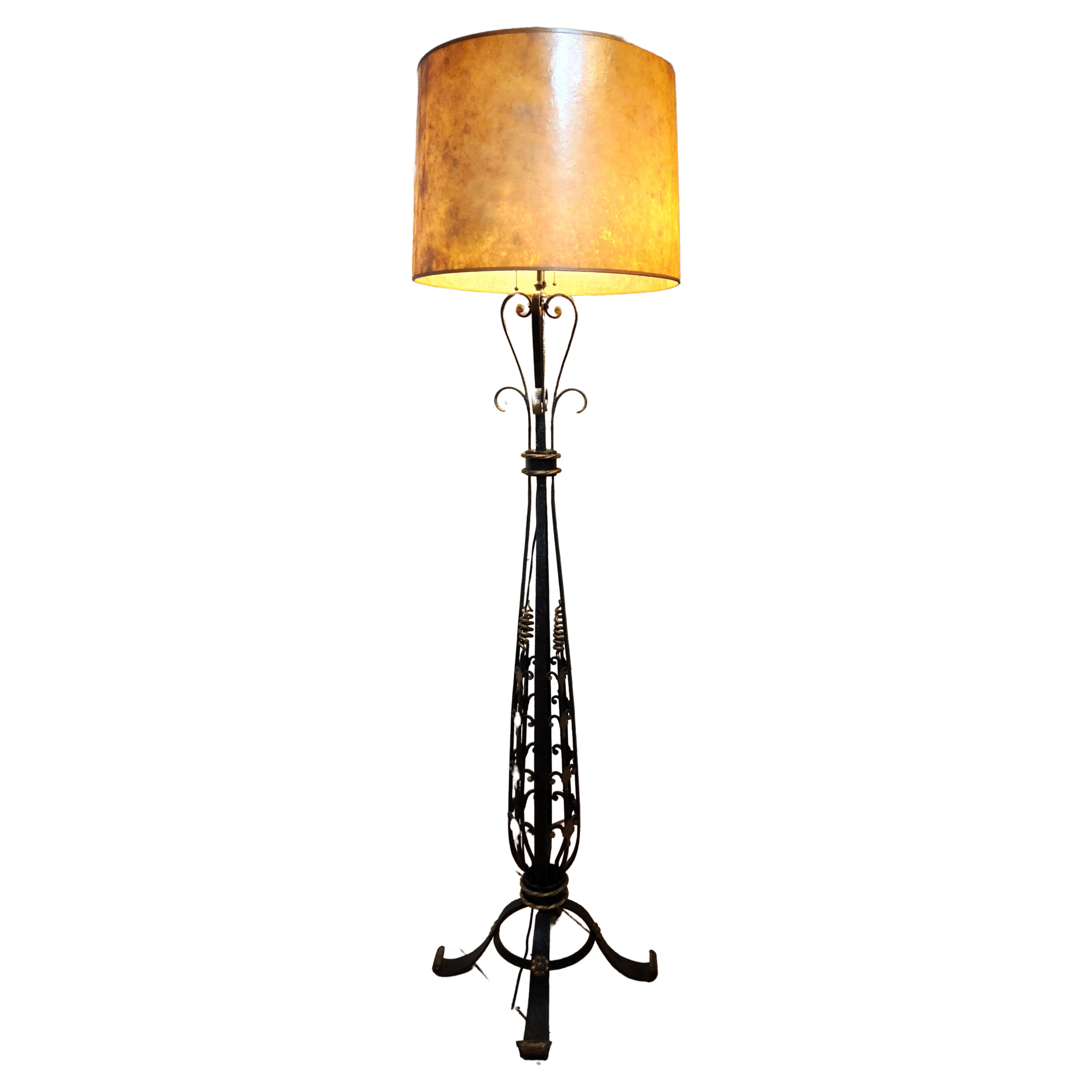 Lampadaire Empire américain en fer forgé du début du 20e siècle.  
L'échelle et l'exubérance de Newport Rhode Island au tournant du 20e siècle avec de nombreuses rosettes peintes en doré, des cols en corde dorée, des fléchettes et des torsades en