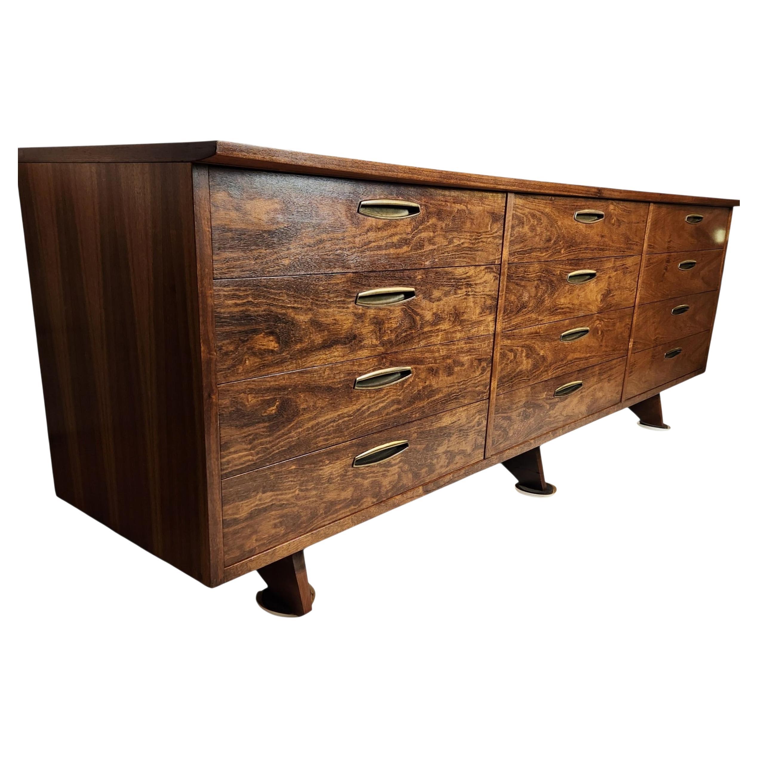 Comò a 12 cassetti di George Nakashima della linea Origins di Wiiddicomb (1958 - 1963).
Il comò è in alloro delle Indie Orientali e presenta una magnifica venatura.
Il bordo anteriore del top misura 89,5