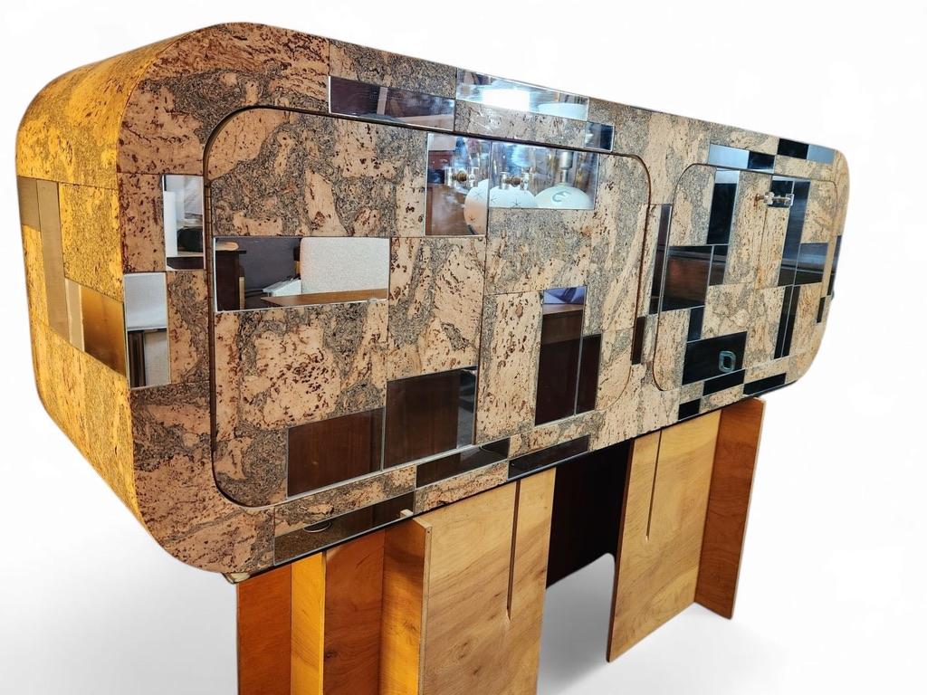 Un raro mobile da parete galleggiante vintage in sughero e cromo lucido, progettato sulla base degli iconici mobili Directional in noce e cromo di Paul Evans.
Questo armadio a muro presenta un'audace combinazione di pannelli di sughero testurizzati