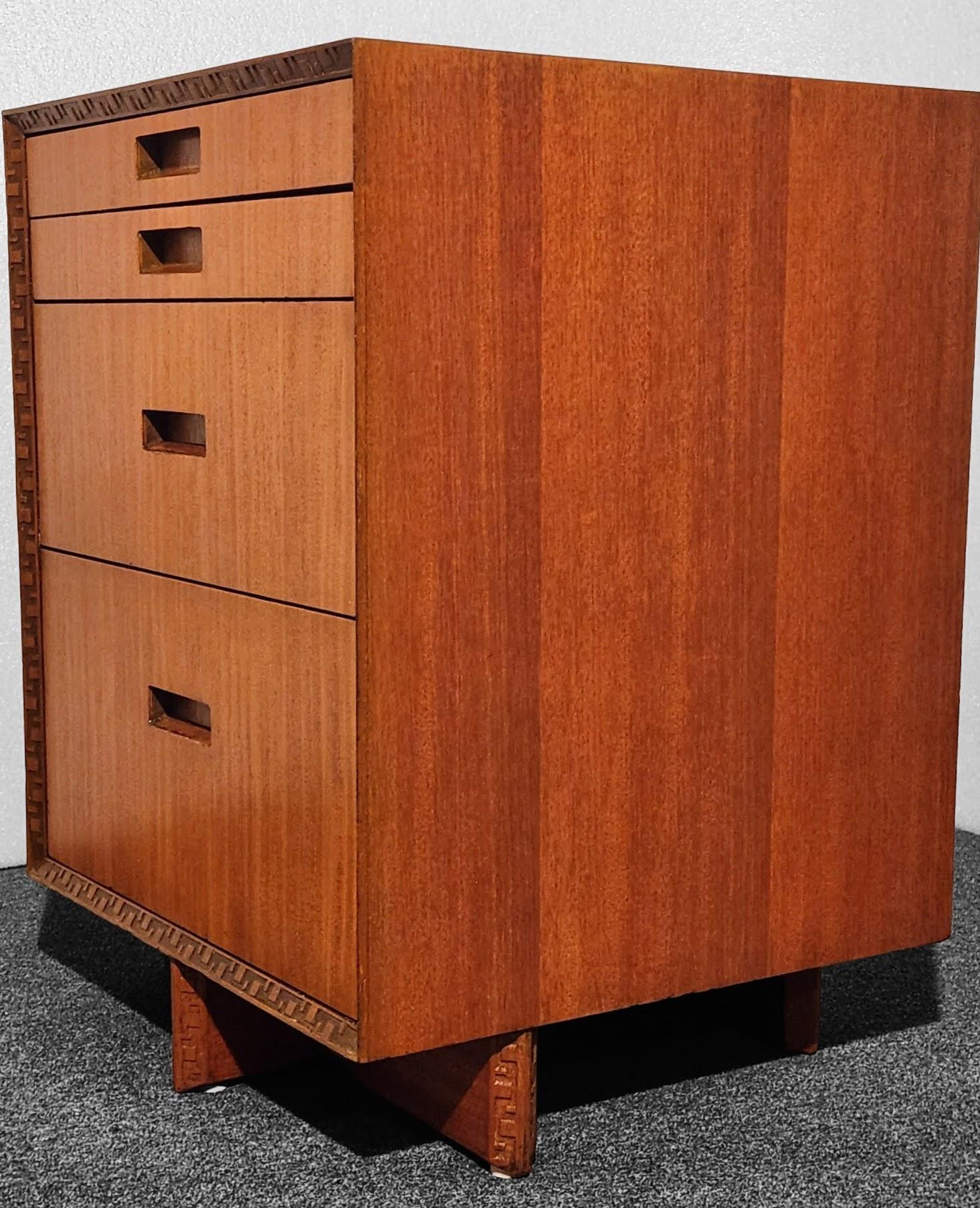 Mid-Century moderno Cassettiera a 4 cassetti di Frank Lloyd Wright Taliesin Heritage-Henredon 1955 in vendita