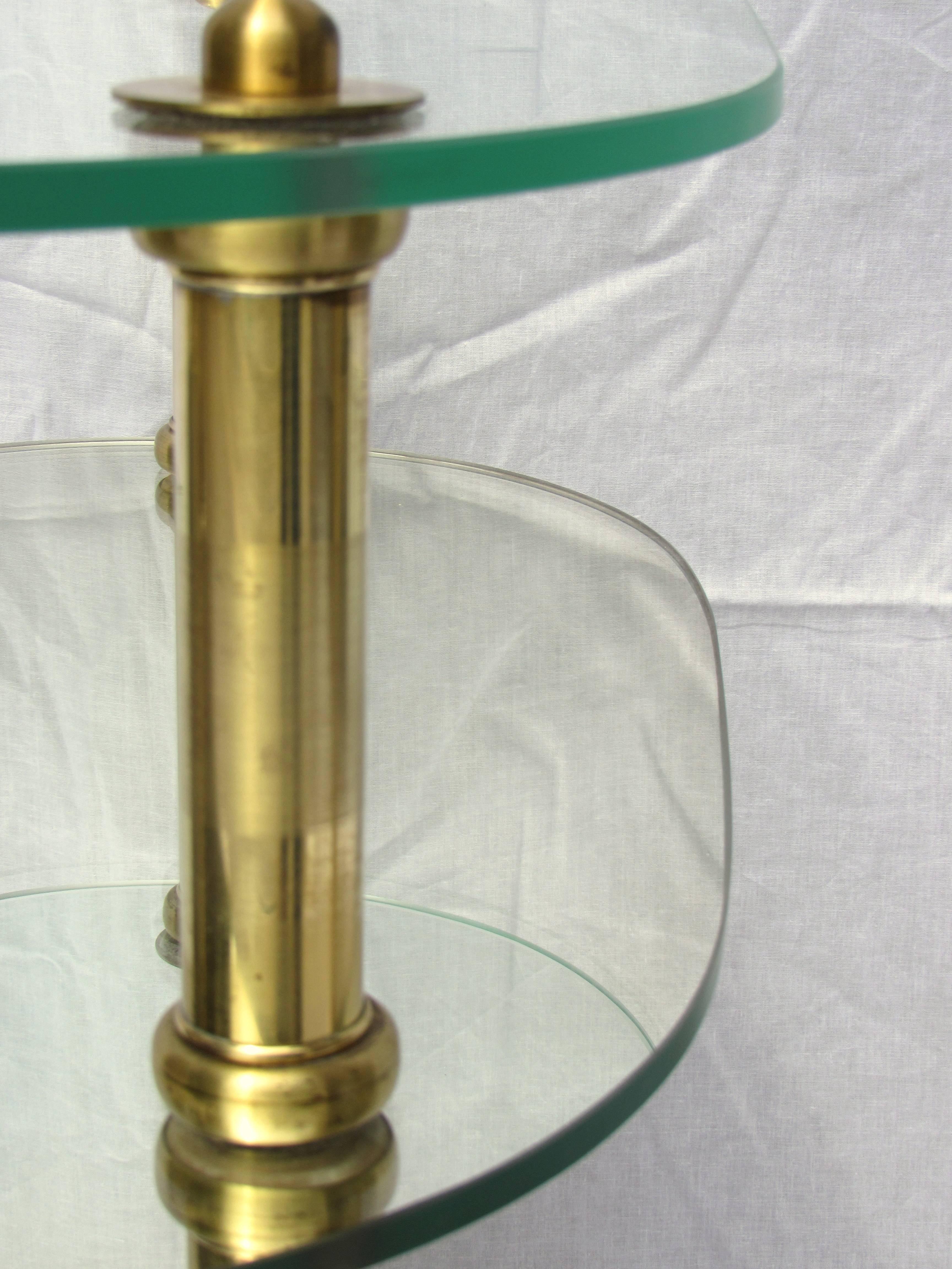 Mid-Century Modern Paire de tables d'appoint Semon Bache en laiton ciselé et verre miroir, 1959 en vente