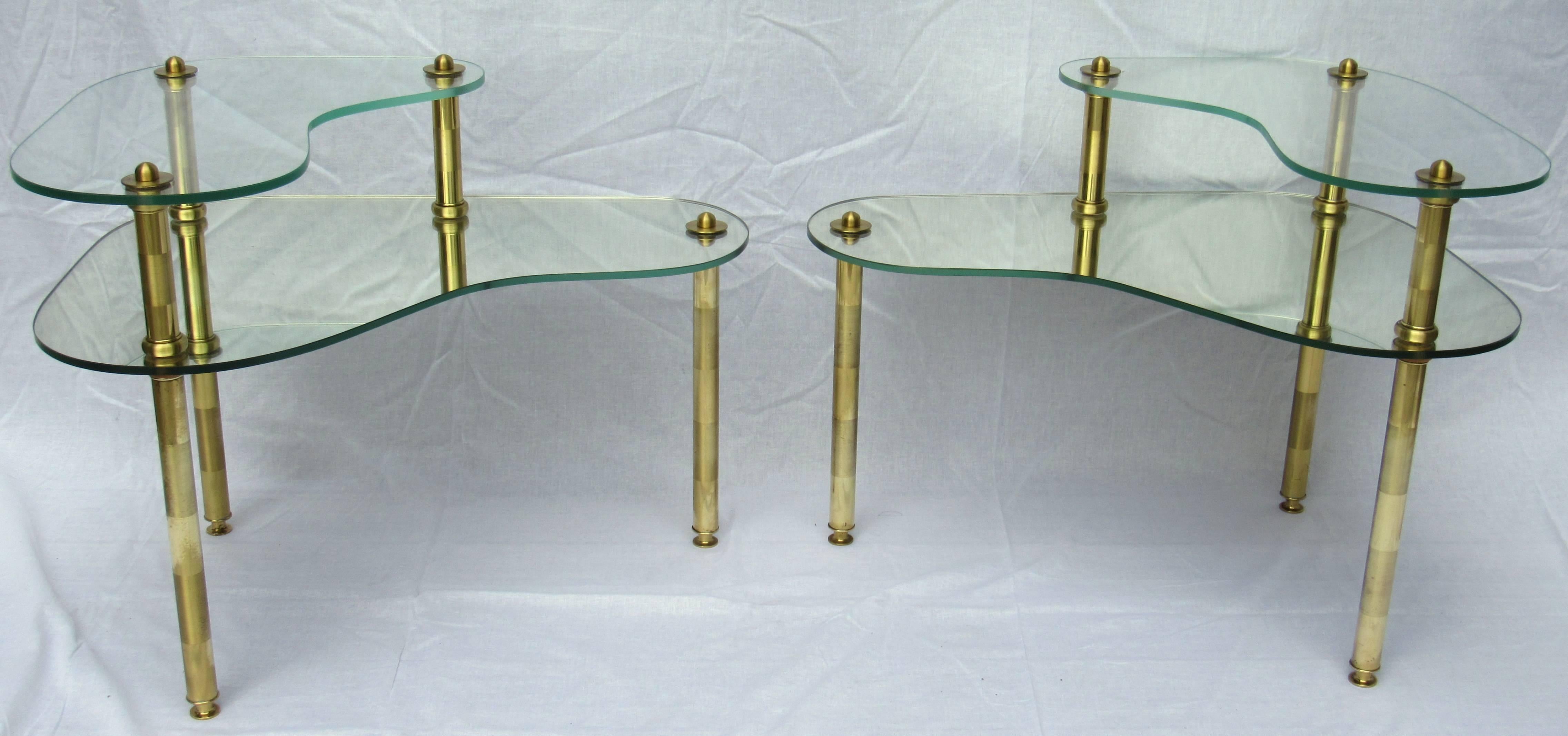 Buriné Paire de tables d'appoint Semon Bache en laiton ciselé et verre miroir, 1959 en vente