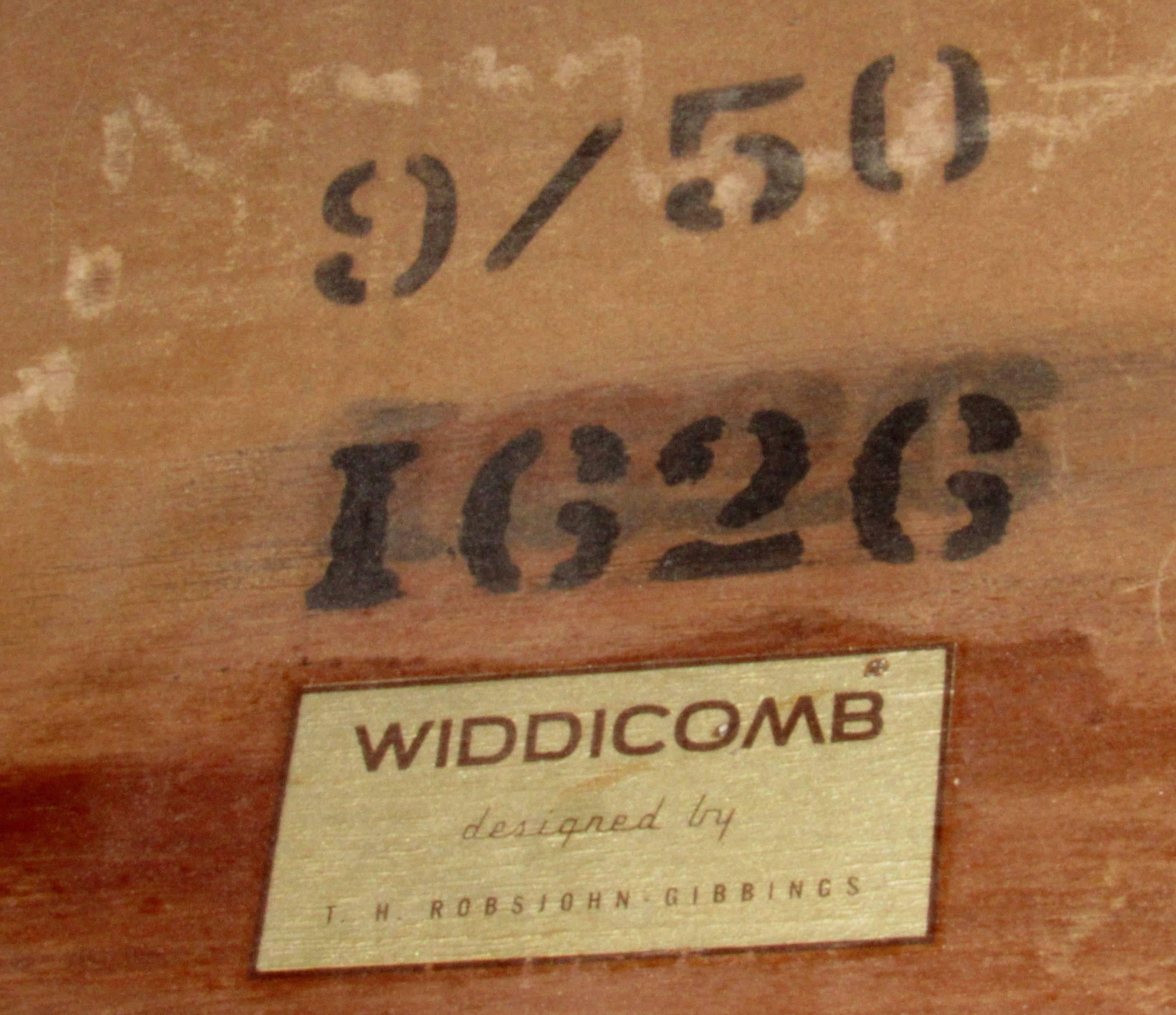 Veneer  T. H. Robsjohn-Gibbings Extending Dining Table in Walnut for Widdicomb, 1950 For Sale
