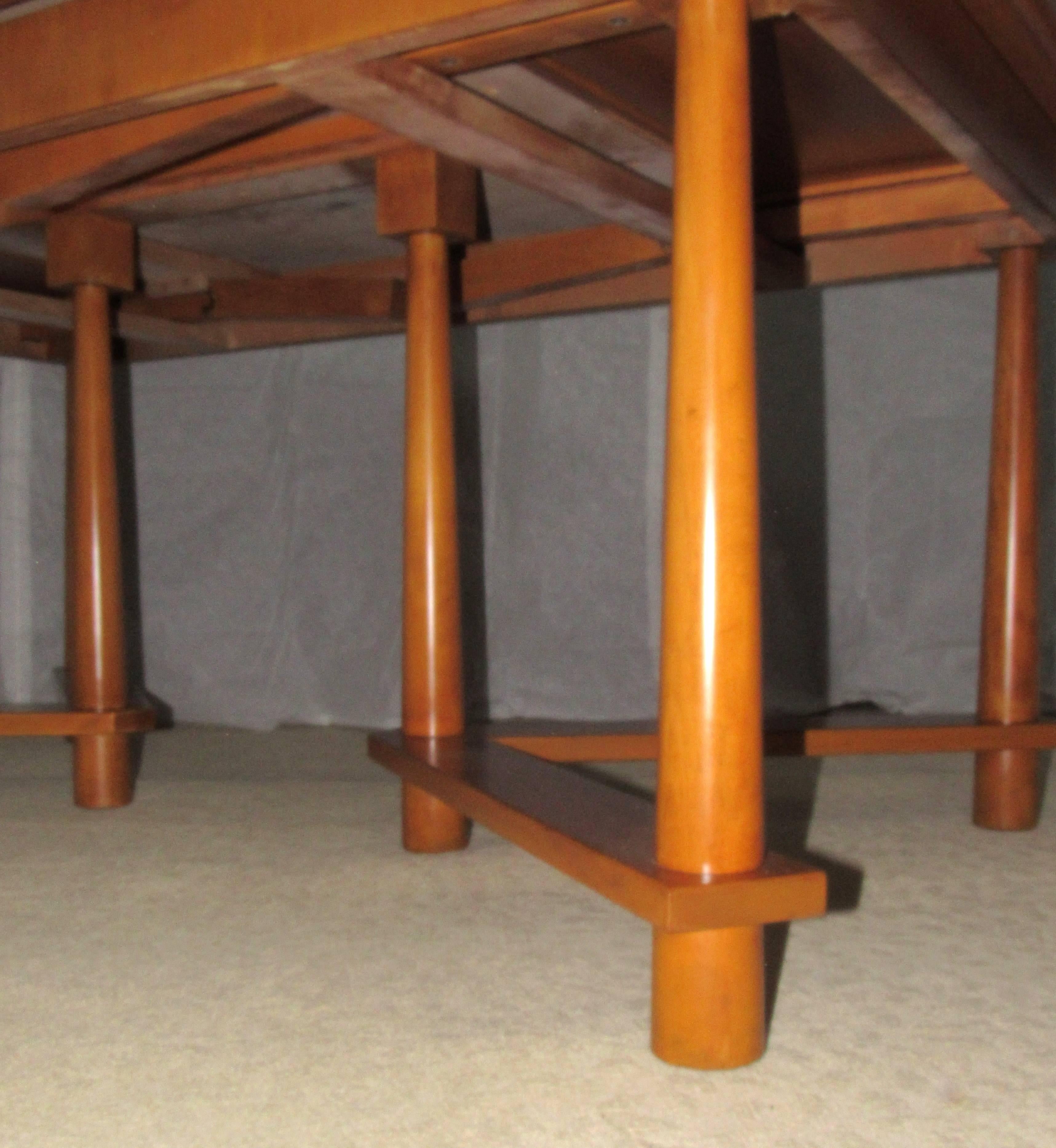  T. H. Robsjohn-Gibbings Extending Dining Table in Walnut for Widdicomb, 1950 In Good Condition For Sale In Camden, ME