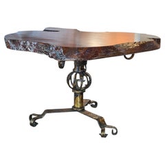 Mesa de cóctel con base de hierro dorado de estilo vintage español y tablero de secuoya de California