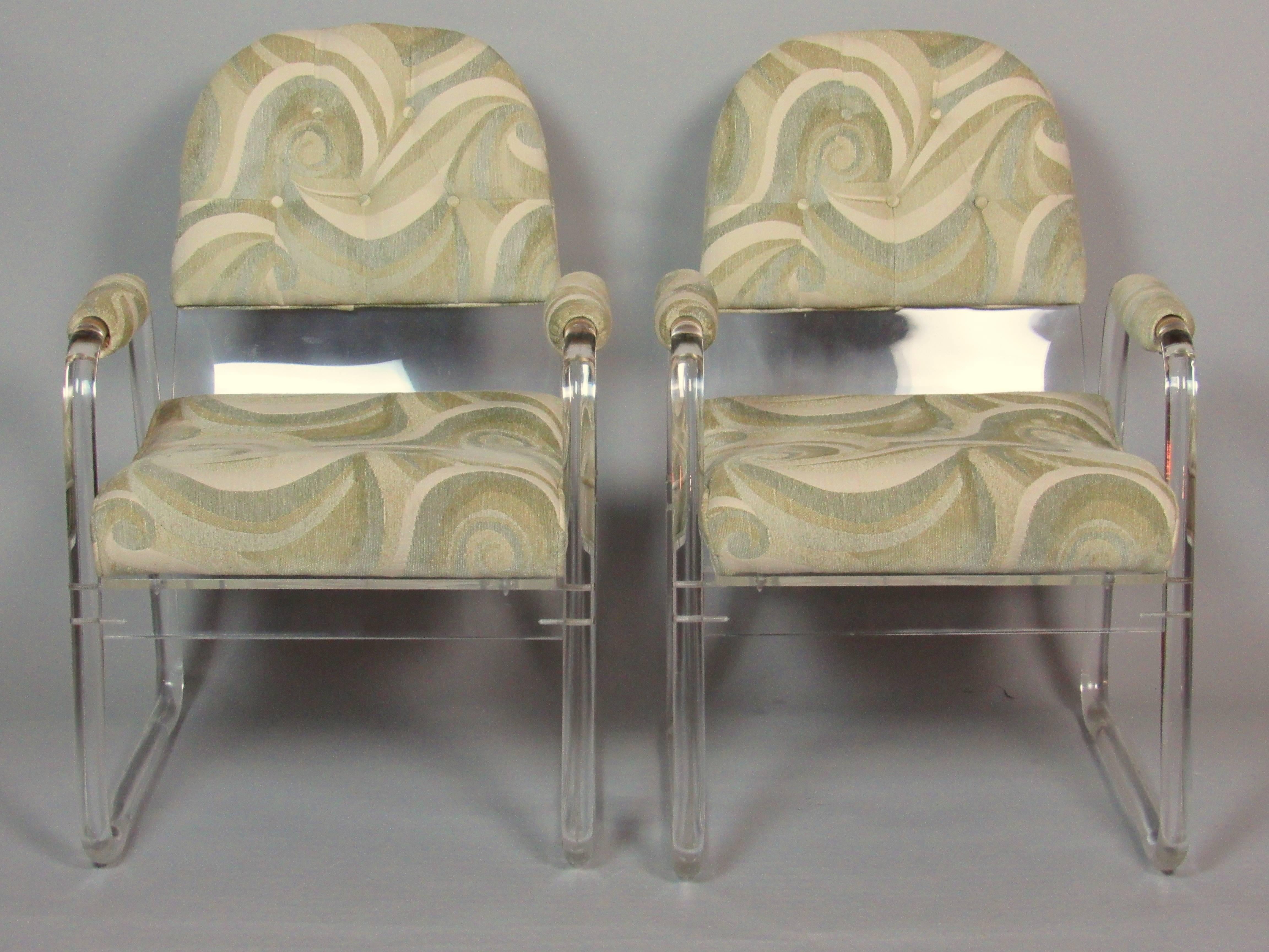 Americano Coppia di sedie da salotto in lucite Hill Industries , circa 1970 in vendita