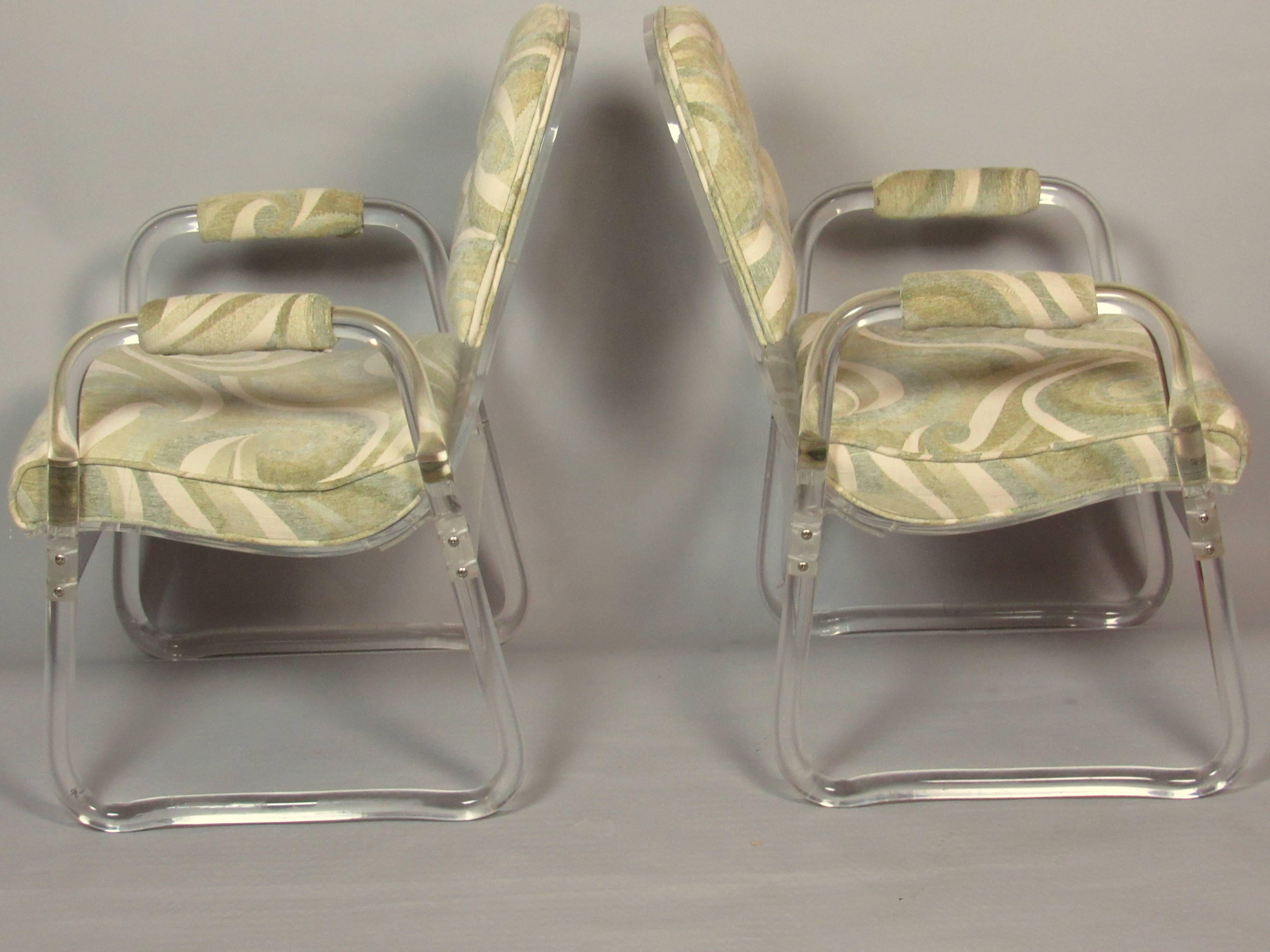 Coppia di sedie da salotto in lucite Hill Industries , circa 1970 In condizioni buone in vendita a Camden, ME