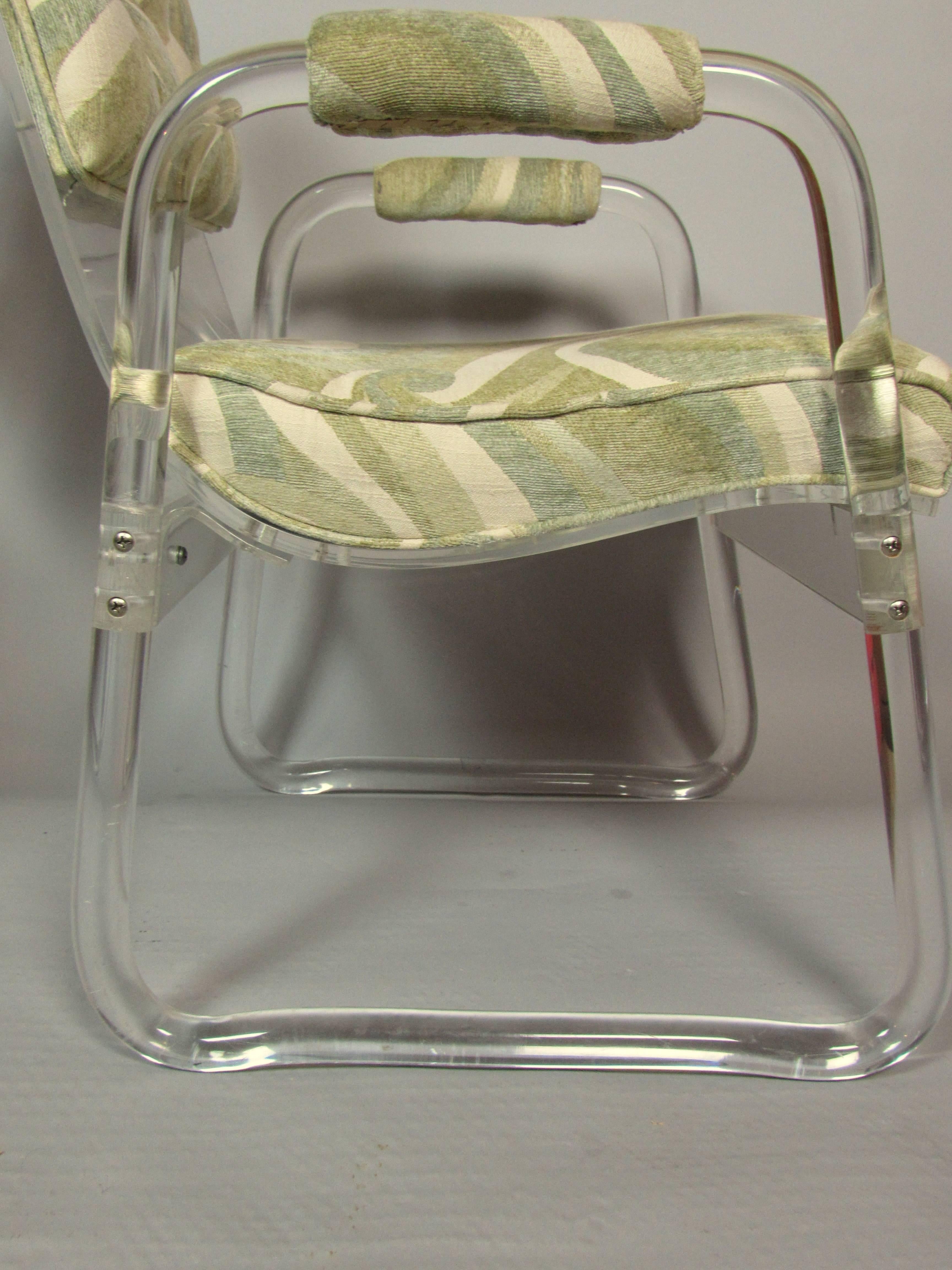 Lucite Coppia di sedie da salotto in lucite Hill Industries , circa 1970 in vendita