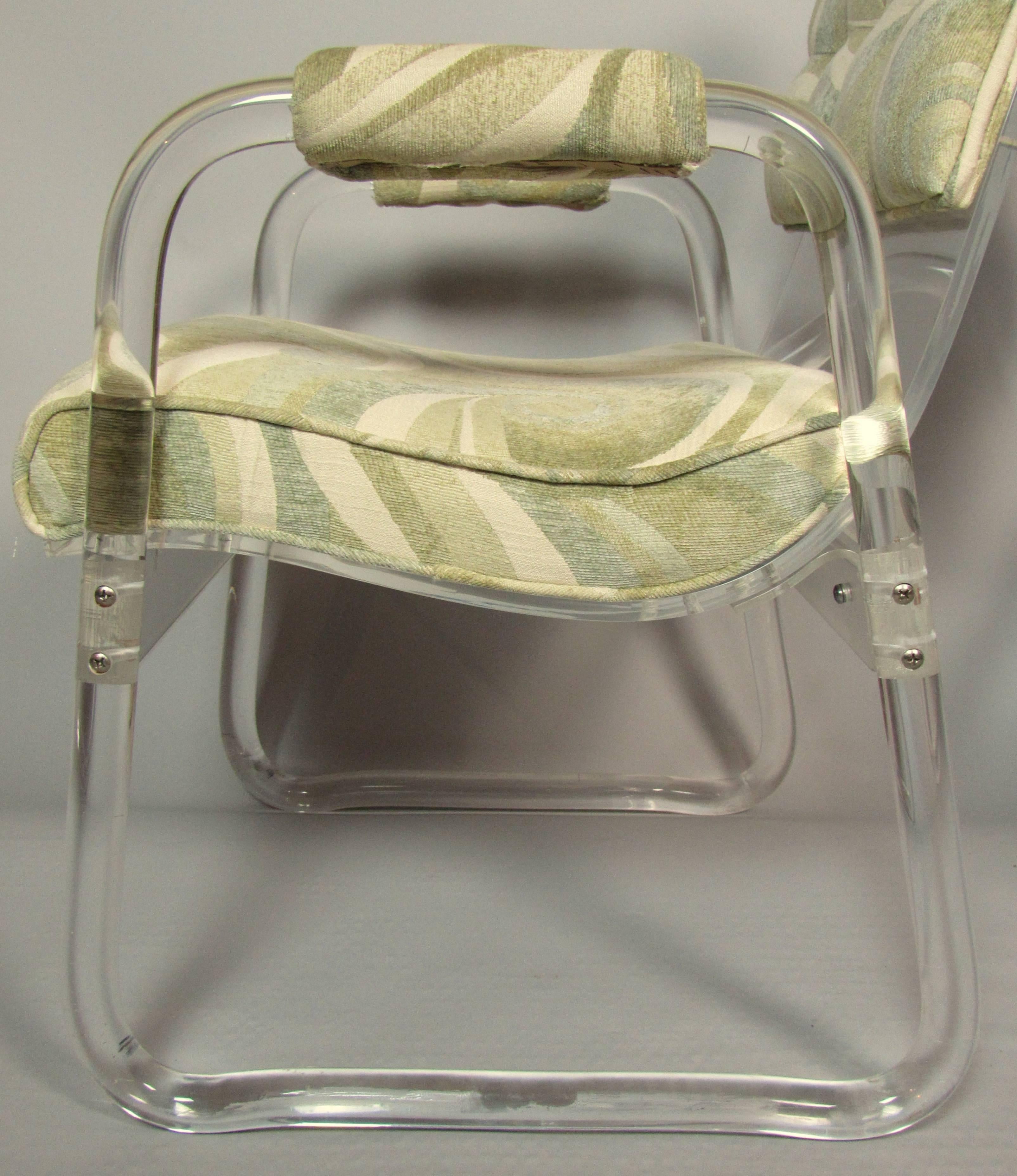 Coppia di sedie da salotto in lucite Hill Industries , circa 1970 in vendita 1