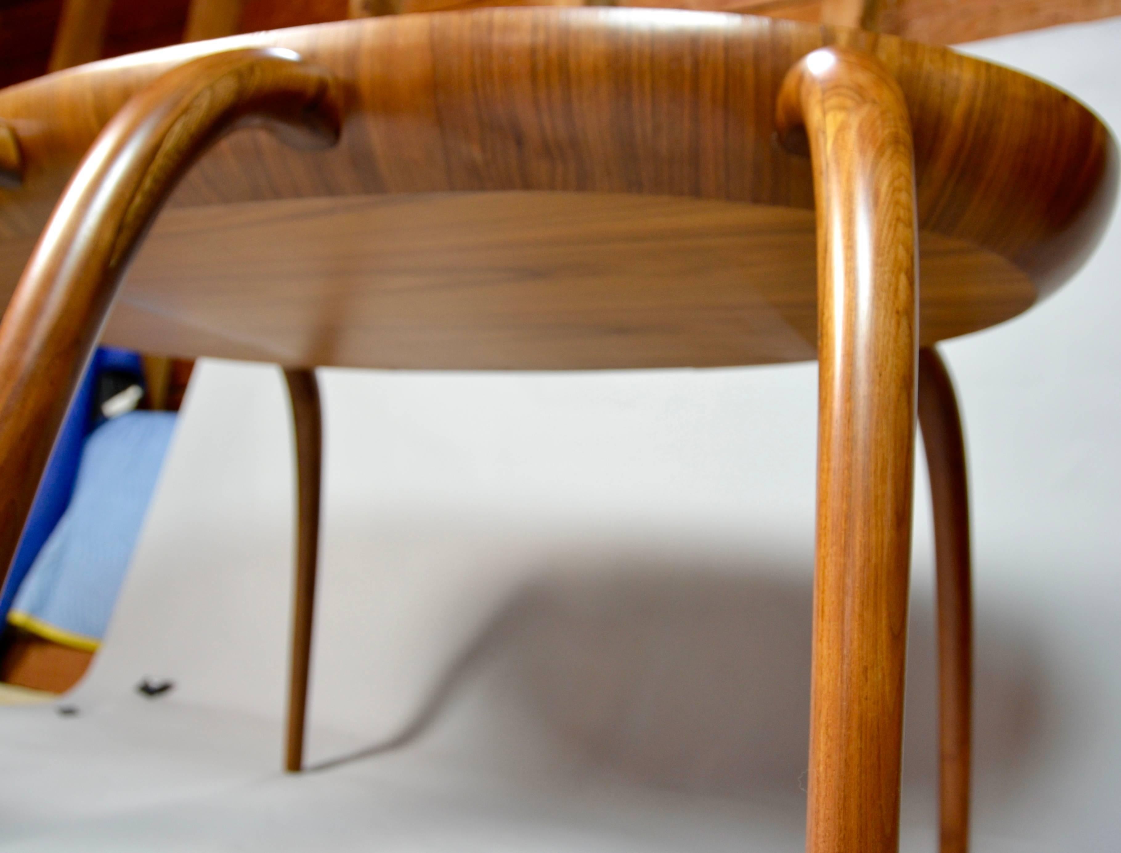 Oval Writing Desk Studio Crafted Walnut Spider Leg , 1970s For Sale 3